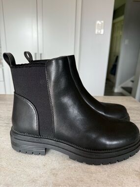 BRAND NEW NEVER WORN - Steve Madden “Beaming” women’s chunky Chelsea ankle boot